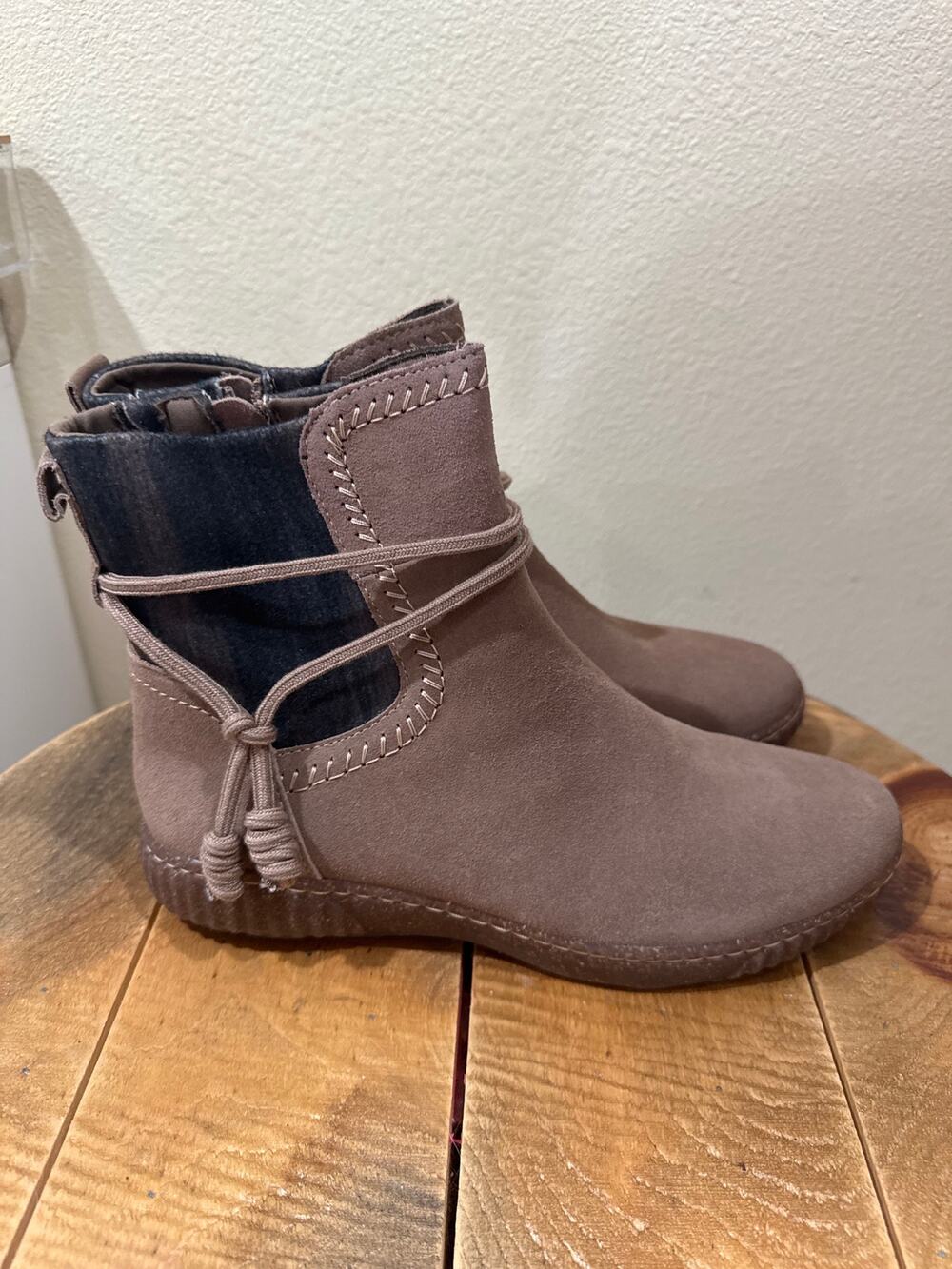 Clarks Women's Caroline Lily ankle boots in pebble suede size 10 new